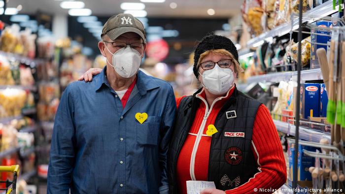 Pandemie-gemäß ausgerüstete Senioren beim Single-Shopping in einem Supermarkt im bayerischen Volkach 
