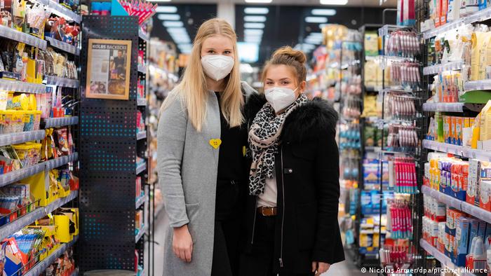 Deutschland | Coronavirus | Single-Shopping im Edeka in Volkach