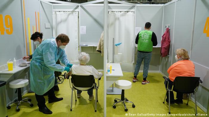 Vacunación de adultos mayores en un centro de Berlín.