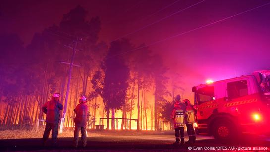 Incendio forestal atrapa a 4 mil personas en un pueblo de Australia
