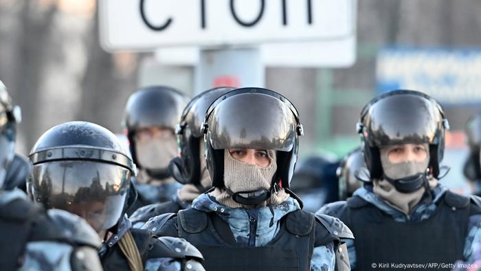 Fuerzas policiales de refuerzo frente al tribunal donde se procesa a Navalni.