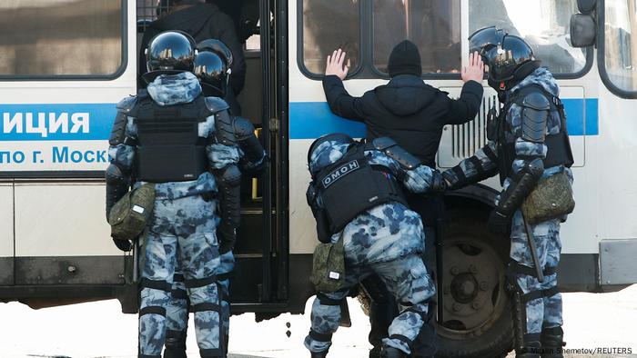 La Policía detiene a un manifestantes en las inmediaciones del tribunal moscovita donde se inicia juicio al opositor ruso Alexéi Navalni. (2.02.2021).