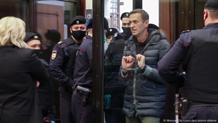 Russian Opposition Leader Alexei Navalny Sentenced To Prison News Dw 02 02 2021