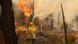 Los bomberos trabajan de forma incansable para apagar los incendios. Los bomberos trabajan de forma incansable para apagar los incendios.