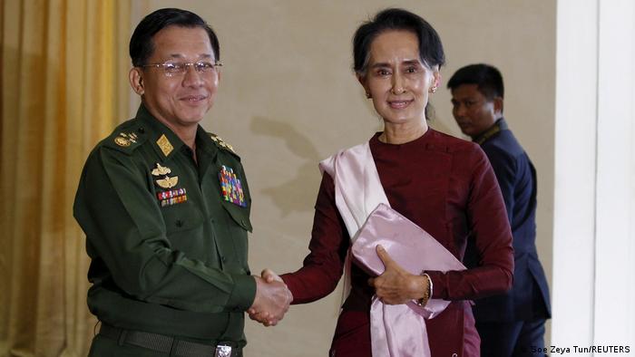 آونگ سان سو چی، رئیس دولت، در کنار ژنرال مین آئونگ هلینگ، فرمانده ارتش در سال ۲۰۱۵
