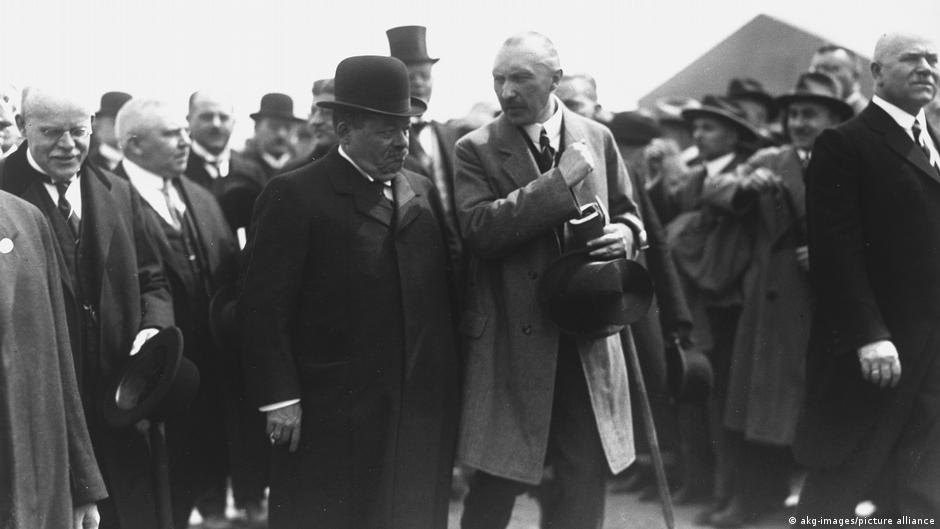 Predsednik Nemačkog Rajha Fridrih Ebert (SPD) puniji sa polucindrom na glavi, i gradonačelnik Kelna Konrad Adenauer, konzervativac i 21 godinu kasnije prvi kancelar posleratne Nemačke - na otvaranju sajma u Kelnu 11. maja 1924. koji ove godine slavi stogodišnjicu postojanja.