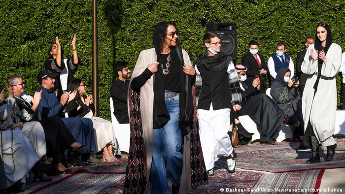 Die Prinzessin des saudischen Königshauses Safia Hussein Guerras und der belgische Modedesigner Christophe Beaufays werden in Riad von einem gemischt männlich-weiblichen Publikum beklatscht.
