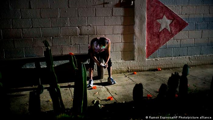 Un joven descansa en La Habana.