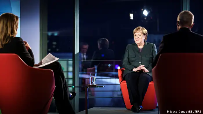 Berlin Bundeskanzlerin Angela Merkel mit Journalisten Tina Hassel and Rainald Becker ARD