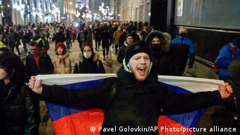 Сторонники оппозиционного политика Алексея Навального, приговоренного к 2 годам и 8 месяцам колонии, на улицах Москвы, 2 февраля 2021 года 