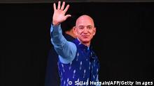 15.01.2020
CEO of Amazon Jeff Bezos (R) waves during the Amazon's annual Smbhav event in New Delhi on January 15, 2020. - Bezos, whose worth has been estimated at more than $110 billion, is officially in India for a meeting of business leaders in New Delhi. (Photo by Sajjad HUSSAIN / AFP) (Photo by SAJJAD HUSSAIN/AFP via Getty Images)