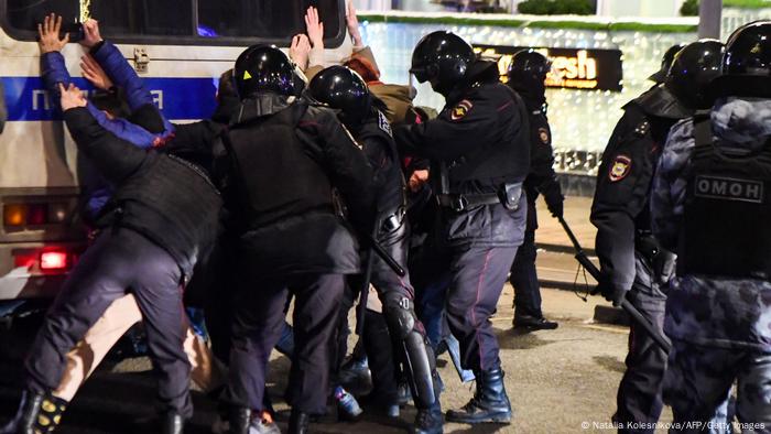Polis göstericileri gözaltına alıyor