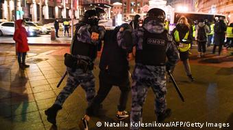 Жесткие задержания участников протестов в Москве в поддержку оппозиционного политика Алексея Навального, 2 февраля 2021 года