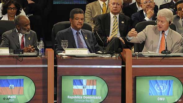 Rene Preval, Leonel Fernandez und Bill Clinton (v.l.n.r.) / (Foto: AP)