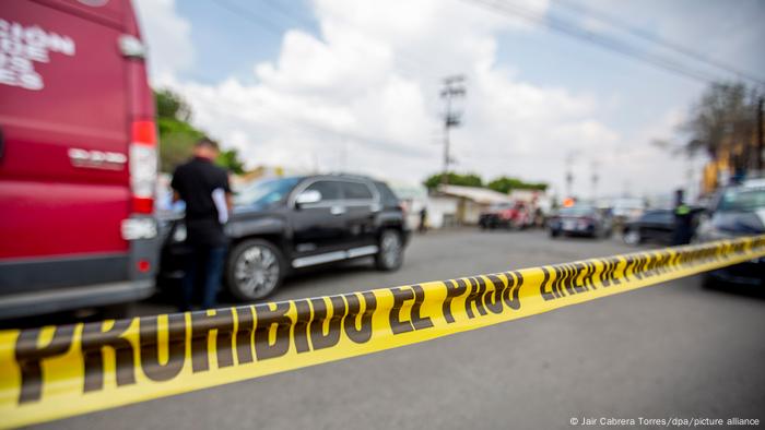 Policía cerca una zona en México.