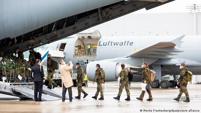 Soldaten der Bundeswehr besteigen einen Airbus A400M