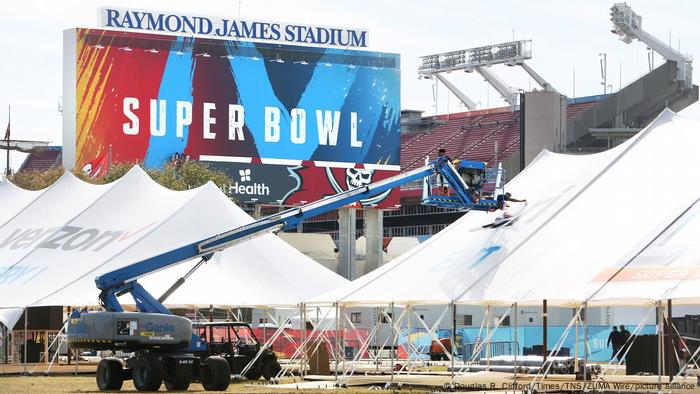 Super Bowl Das Abgespeckte Mega Event Sport Dw 05 02 2021