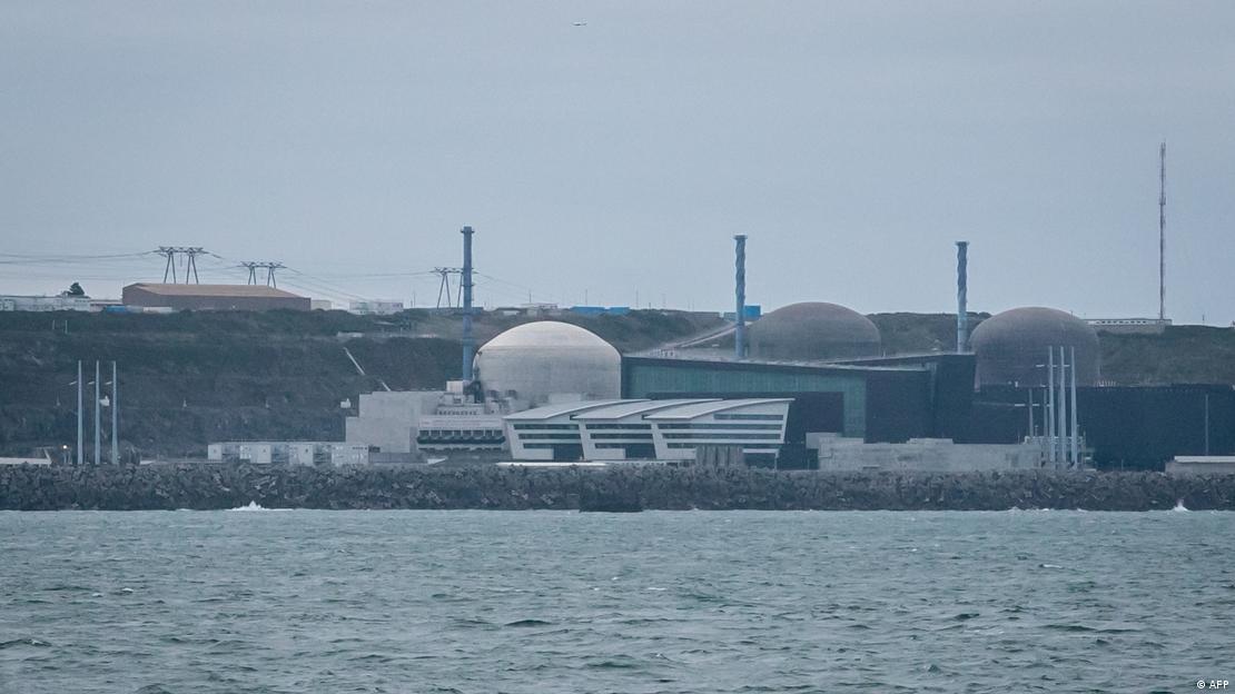 فرانس میں سمندر کے کنارے ایک جوہری بجلی گھر کی تصویر