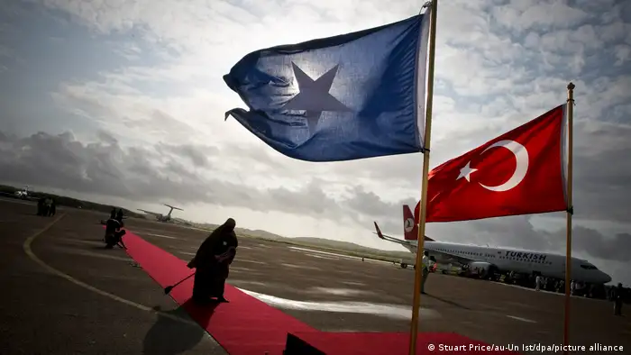 العلمين التركي والصومالي يرفرفان في مطار مقديشو 