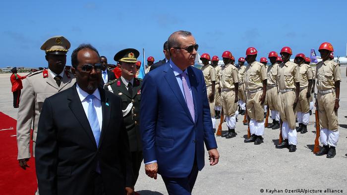 Somalias Präsident Hassan Sheikh Mohamoud empfängt den türkischen Präsidenten Erdogan 2016 am Flughafen von Mogadishu (Foto: Kayhan Ozer / Anadolu Agency)
