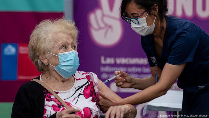 Mujer recibiendo vacuna en Chile