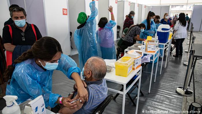 Foto de personas recibiendo vacunas en Chile