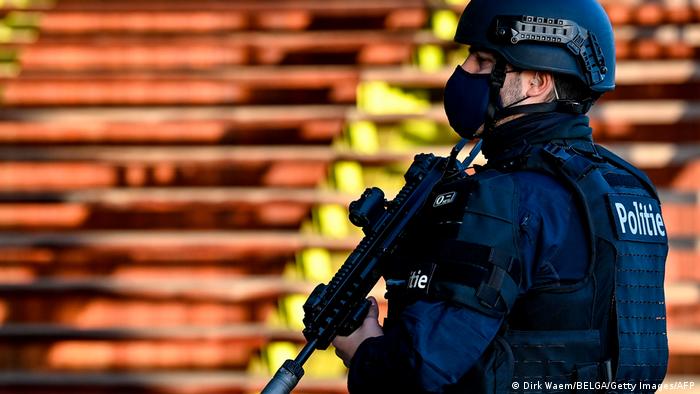 Juicio por intento de atentado terrorista en Bélgica: un policía ante los tribunales.