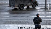 Ein schwer bewaffneter Polizist steht Wache vor dem Justizpalast, während der Urteilsverkündung im Prozess gegen einen iranischen Diplomaten, der einen Bombenanschlag auf eine Großkundgebung in Frankreich geplant haben soll. +++ dpa-Bildfunk +++