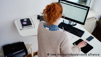 Женщина работает за компьютером в удаленном режиме