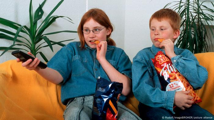 Kids eating chips