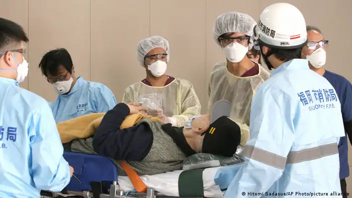日本医护人员正在治疗一名新冠病毒感染者