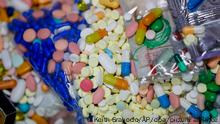 11/09/2019 Medikamente, die abgegeben und zur Vernichtung gesammelt werden, sind in einem gesicherten Raum der Polizei Baberton zu sehen. Die Sucht nach Schmerzmitteln wie Fentanyl und Oxycontin - sogenannten Opioiden - ist ein gewaltiges Problem in den USA. Besonders schwer betroffen sind West Virginia, Ohio und Kentucky. Allein in den vergangenen fünf Jahren gab es mehr als 200 000 Todesfälle durch Überdosen. +++ dpa-Bildfunk +++