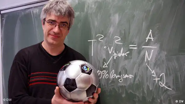 Physiker Metin Tolan erklärt, welche physikalischen Gesetze den Fußball bestimmen (Foto: DW)