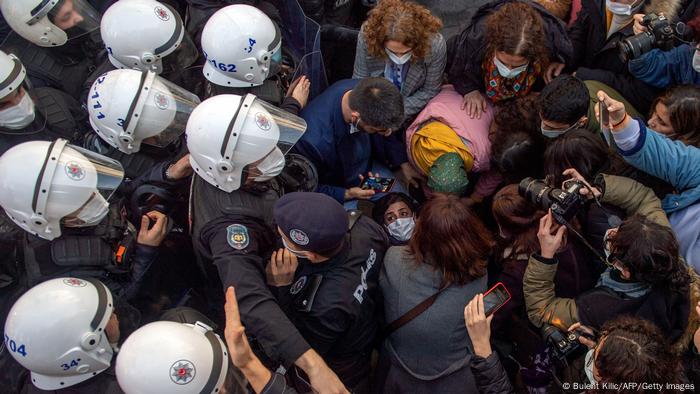 bogazici eylemlerinde sosyal medya tutuklamalari turkiye dw 08 02 2021