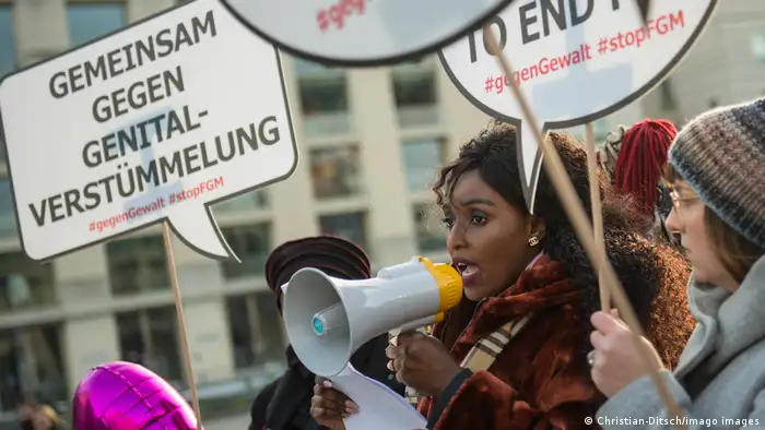 Protest gegen Genitalverstuemmelung bei einer Kundegebung der Frauenrechtsorganisation Terre des Femme in Berlin 