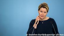 Renuncia ministra alemana de Familia en medio de rumores de plagio de su tesis doctoral 