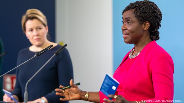 Deutschland Vorstellung Schutzbrief gegen weibliche Genitalverstümmelung | Franziska Giffey und Gwladys Awo Deutschland Vorstellung Schutzbrief gegen weibliche Genitalverstümmelung | Franziska Giffey und Gwladys Awo