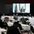 Vertreter verschiedener gesellschaftlicher Gruppen und Parteien sitzen beim libysches Dialogforum in Genf an langen Tischen