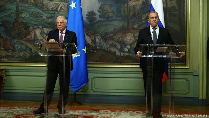 Joseph Borel (stânga) și ministrul rus de externe Sergei Lavrov