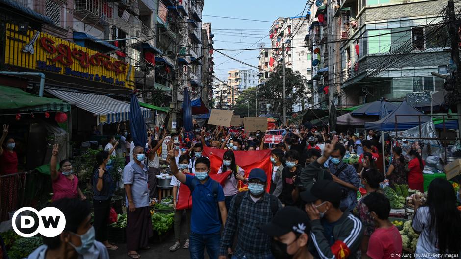 Más De Mil Personas Protestan En Birmania Tras Golpe Militar – DW – 07 ...