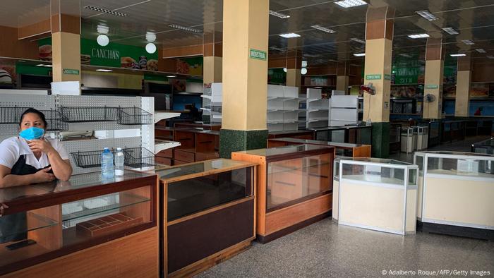 Mujer en una tienda vacía en La Habana.