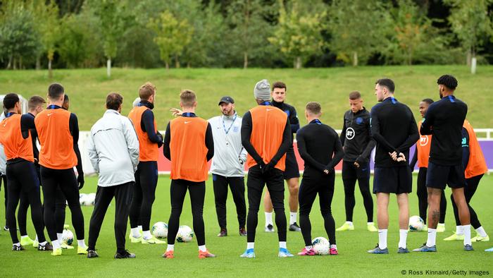 Englische Spieler hören während einer Trainingseinheit im St. George's Park Anweisungen