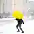 Pessoa com guarda-chuva anda em meio à neve em rua na Alemanha