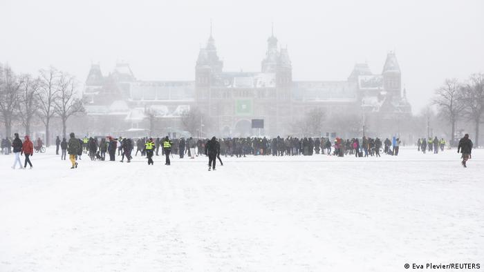 A praça Museumplein, em Amsterdã, coberta de neve