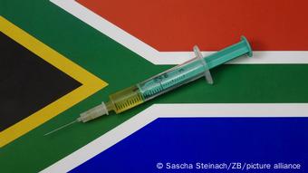 Εμβόλιο πάνω στη σημαία της Νότιας Αφρικής