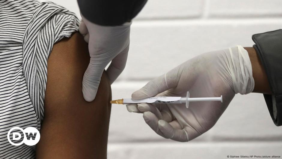 South Africa suspends launch of Oxford-AstraZeneca coronavirus vaccine |  DW News