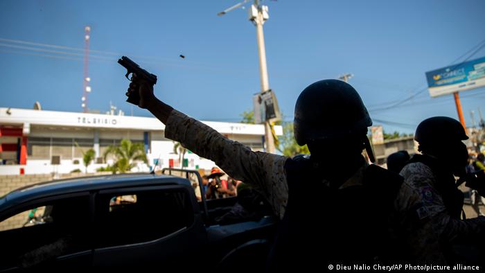 La policía usó sus armas para dispersas a manifestantes que demandaban la retirada de Moïse .