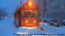 Eine Straßenbahn mit Schneepflug der Magdeburger Verkehrsbetriebe (MVB) befreit die Gleise in der Innenstadt am späten Abend von Schnee und Eis. Wegen der aktuellen Wetterlage mit Schneefall und Schneeverwehungen hat die MVB ihre Straßenbahnen in die Depots geholt, der Straßenbahnverkehr wurde vorübergehend eingestellt. +++ dpa-Bildfunk +++