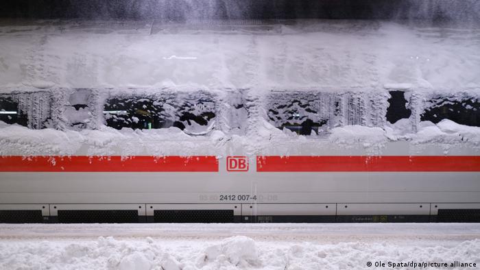 Trem coberto de neve na Baixa Saxônia
