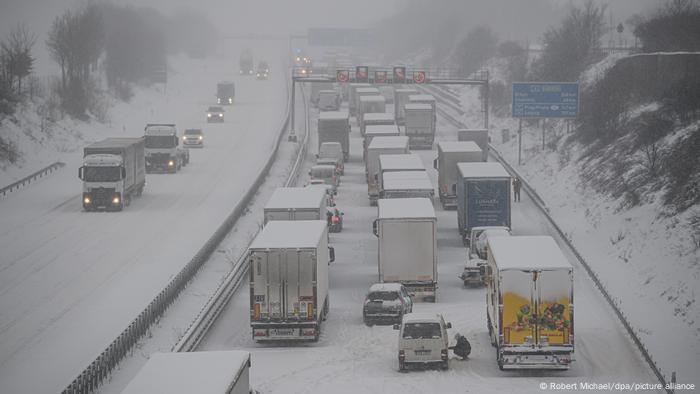 Stau auf Autobahnen mit Lastwagen